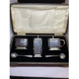 A HALLMARKED BIRMINGHAM SILVER DECO STYLE CRUET SET WITH BLUE GLASS LINER IN A PRESENTATION CASE.