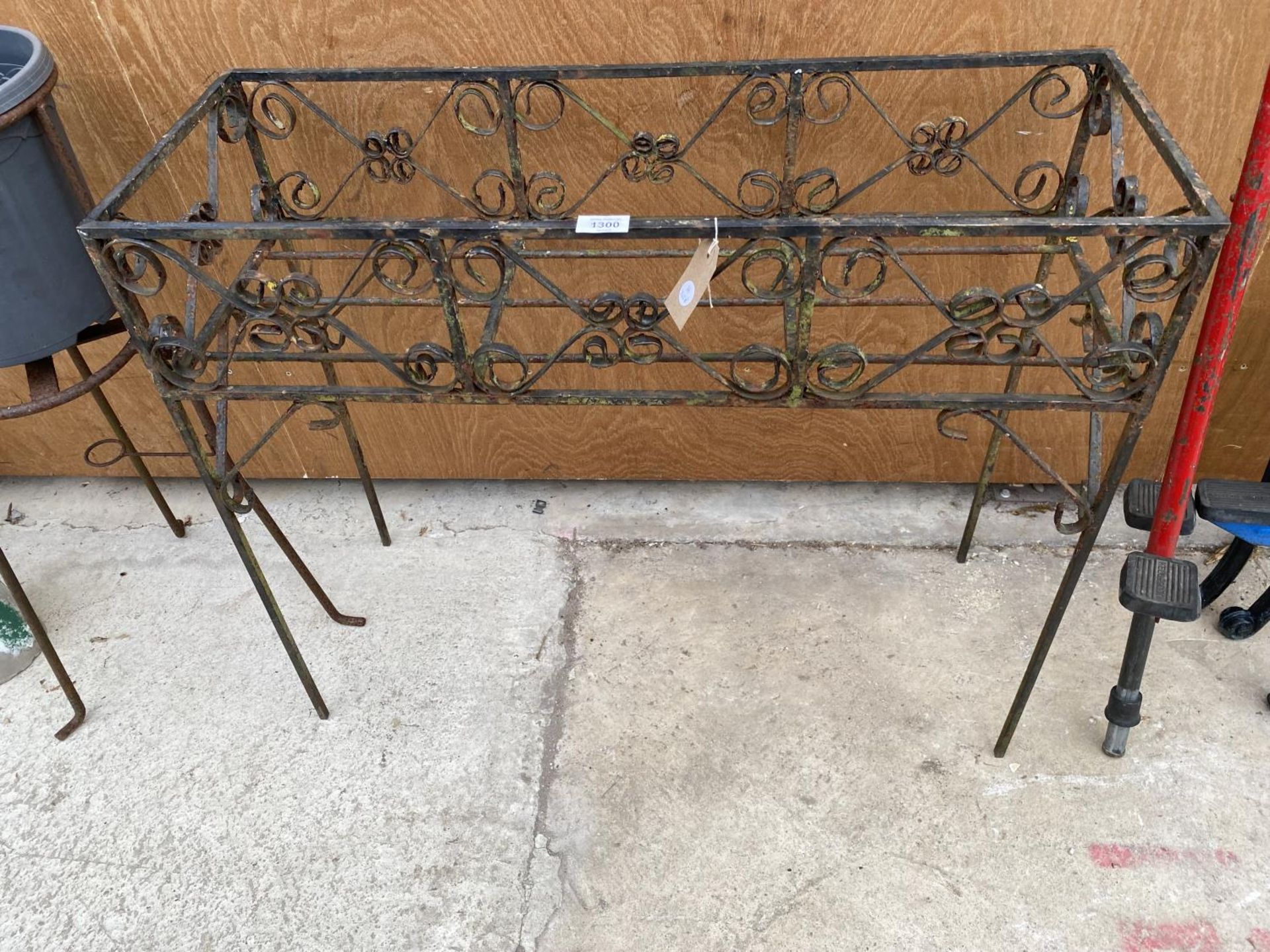 A DECORATIVE WROUGHT IRON PLANT STAND - Image 2 of 6