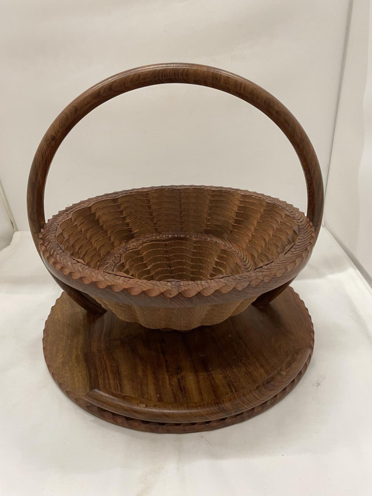 A METAMORPHIC WOODEN TRAY, PULL THE HANDLE UP AND IT BECOMES A BASKET - Image 3 of 6