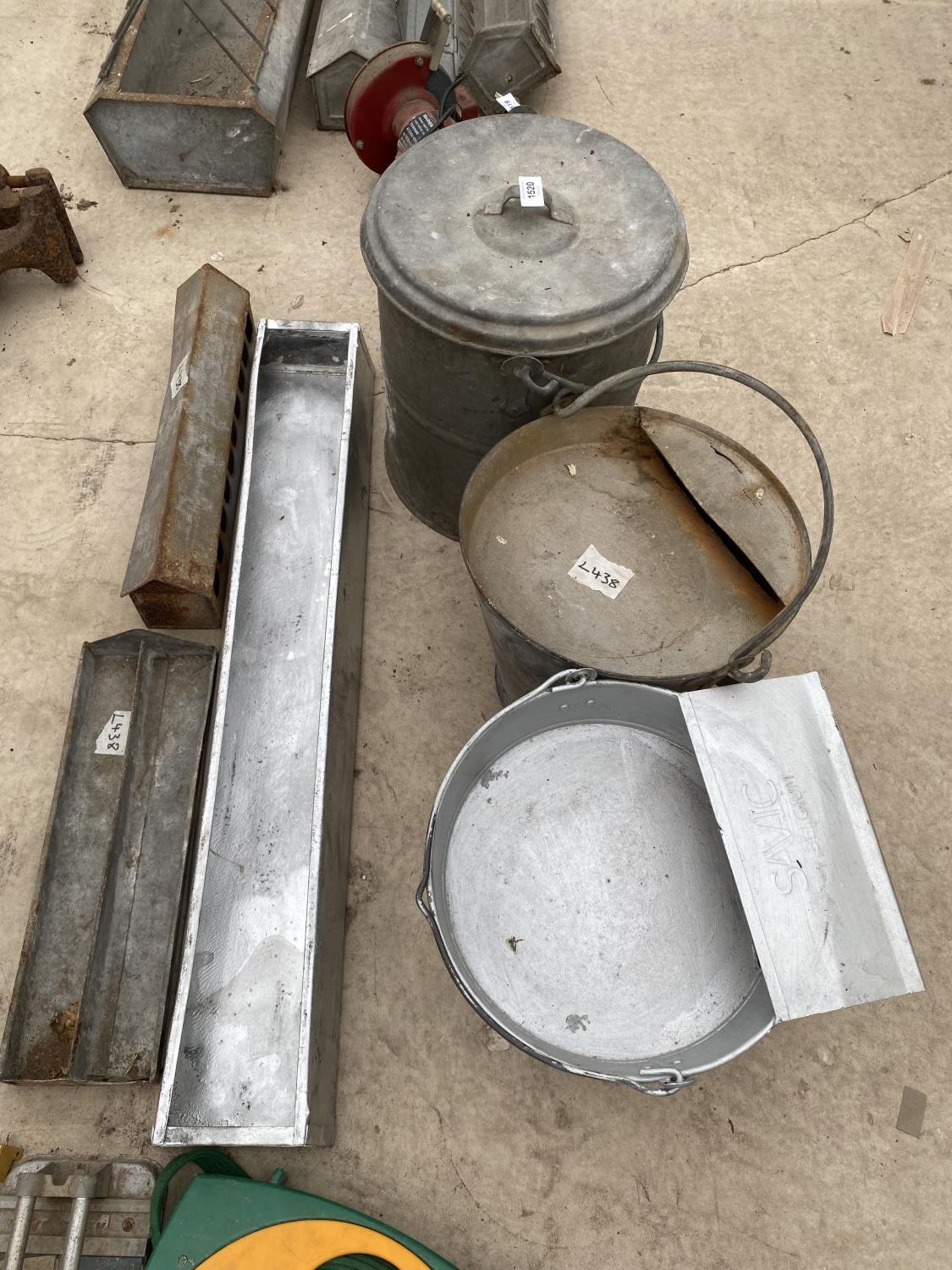 AN ASSORTMENT OF GALVANISED ITEMS TO INCLUDE POULTRY FEEDERS, A TROUGH AND BUCKETS ETC