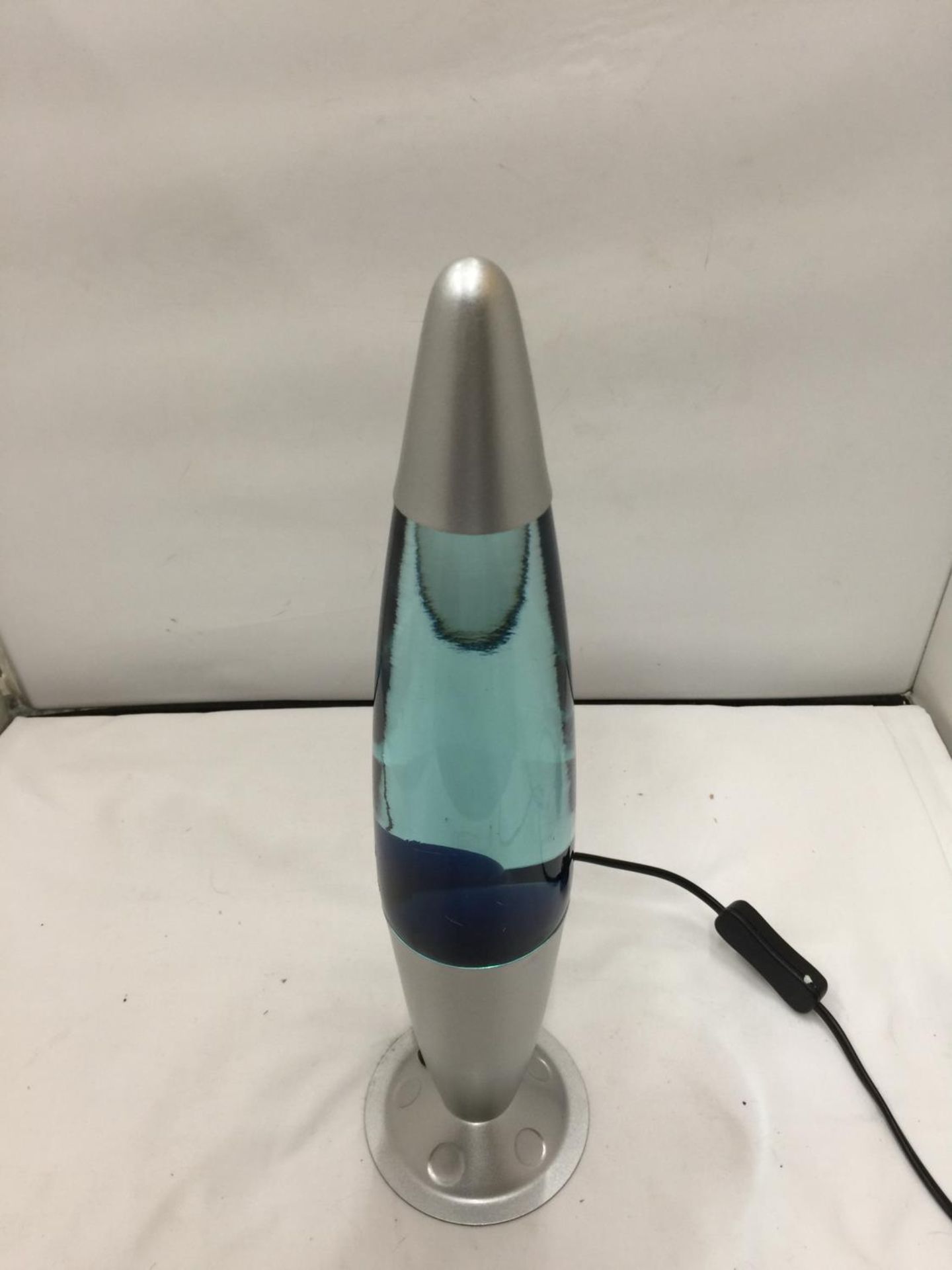 A VINTAGE LAVA LAMP 40CM WORKING AT TIME OF CATALOGUING BUT NO WARRANTY - Image 2 of 2