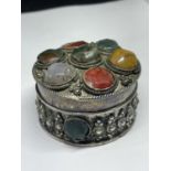 A WHITE METAL TRINKET POT WITH TEN AGATE COLOURED STONES ON THE LID AND SIDES