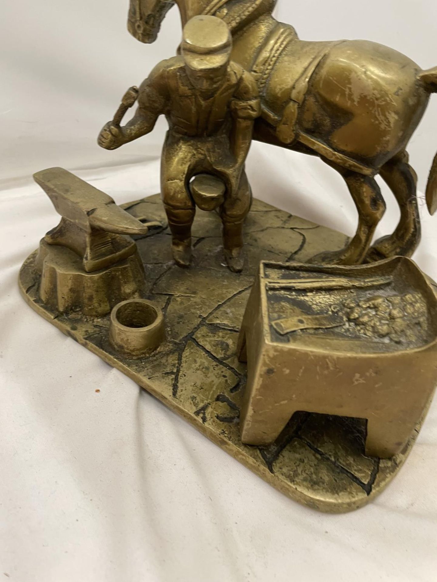 A HEAVY BRASS SHIRE HORSE AT A BLACKSMITHS HEIGHT 18.5CM, WIDTH 20.5CM, LENGTH 24CM - Image 6 of 8