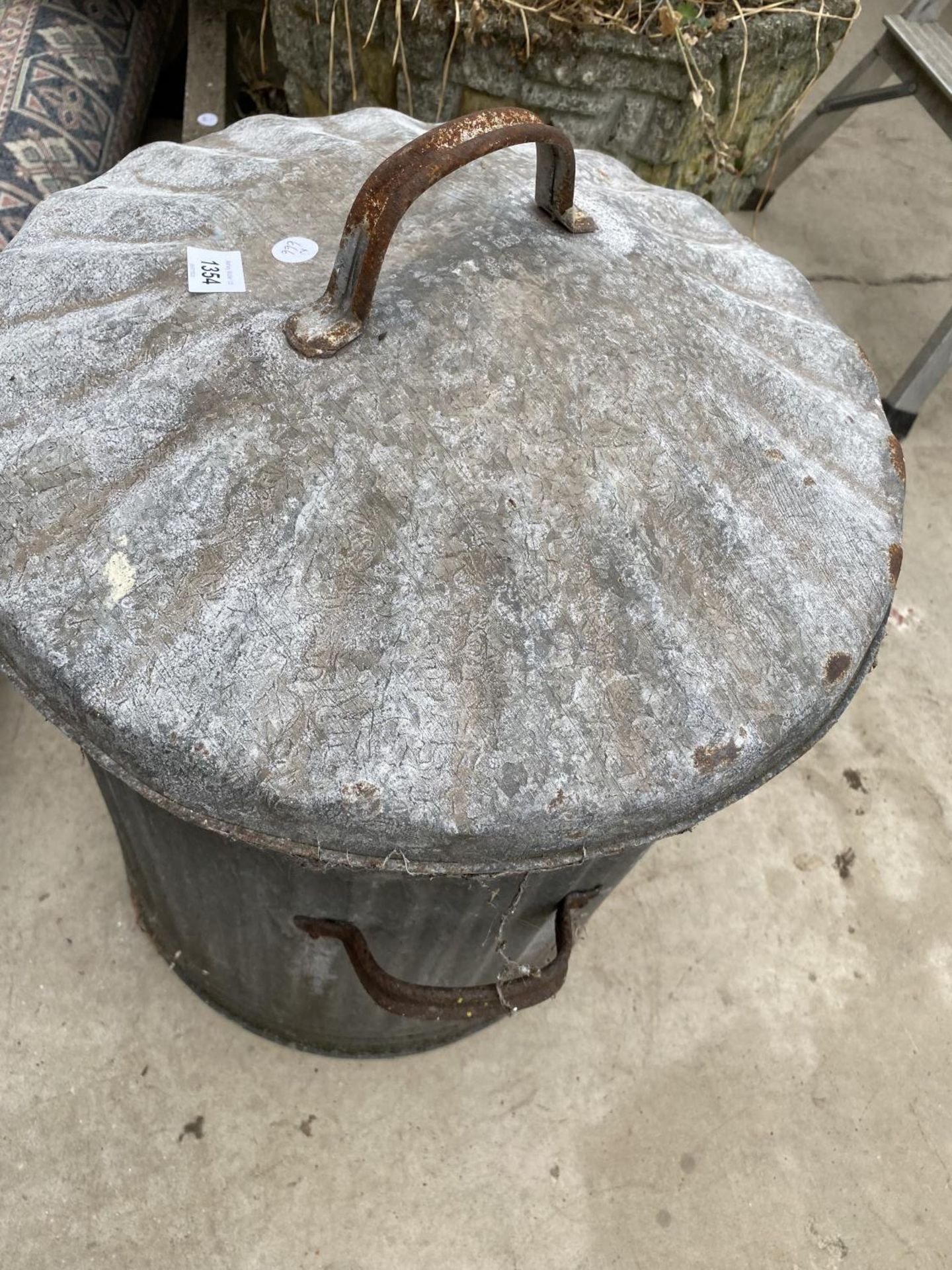 A VINTAGE GALVANISED DUST BIN/PLANTER - Image 2 of 4