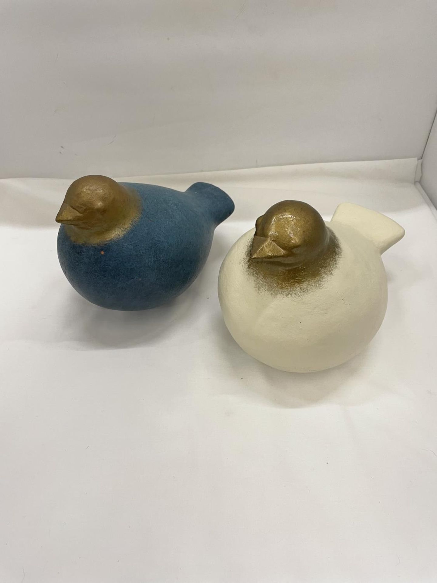 A PAIR OF CERAMIC COLOURED BIRDS MADE IN DUBROVNIK HEIGHT 18CM, LENGTH 23CM - Image 2 of 8