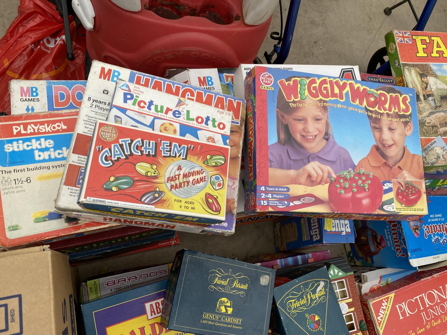 A LARGE COLLECTION OF RETRO BOARD GAMES - Image 3 of 7