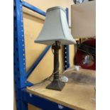 A MODERN BRASS COLOURED EFFECT BASE LAMP WITH CREAM SHADE - 58 CMIN HEIGHT TOGETHER WITH SHADE