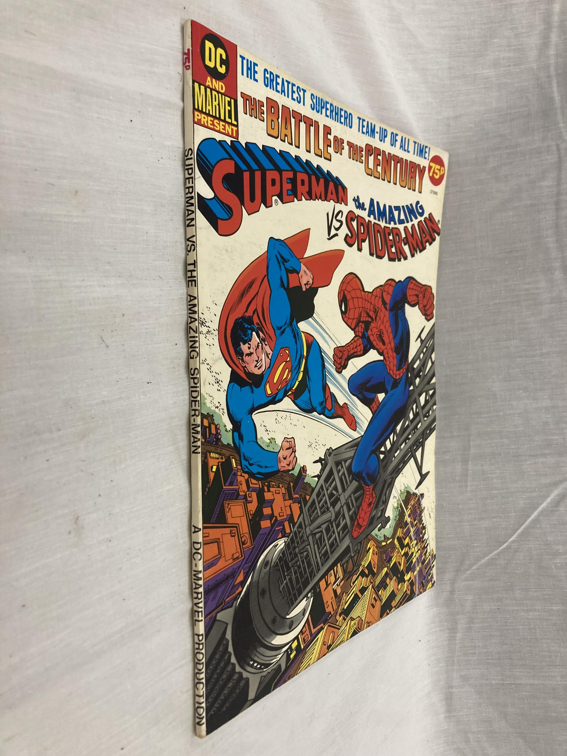A DC AND MARVEL VINTAGE COMIC THE BATTLE OF THE CENTURY SUPERMAN V SPIDERMAN 1976 - Image 3 of 6