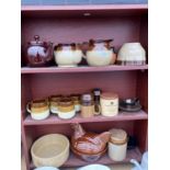 AN ASSORTMENT OF BROWN CERAMIC ITEMS TO INCLUDE AN EGG CROCK, CRUET SET AND JELLY MOULD ETC