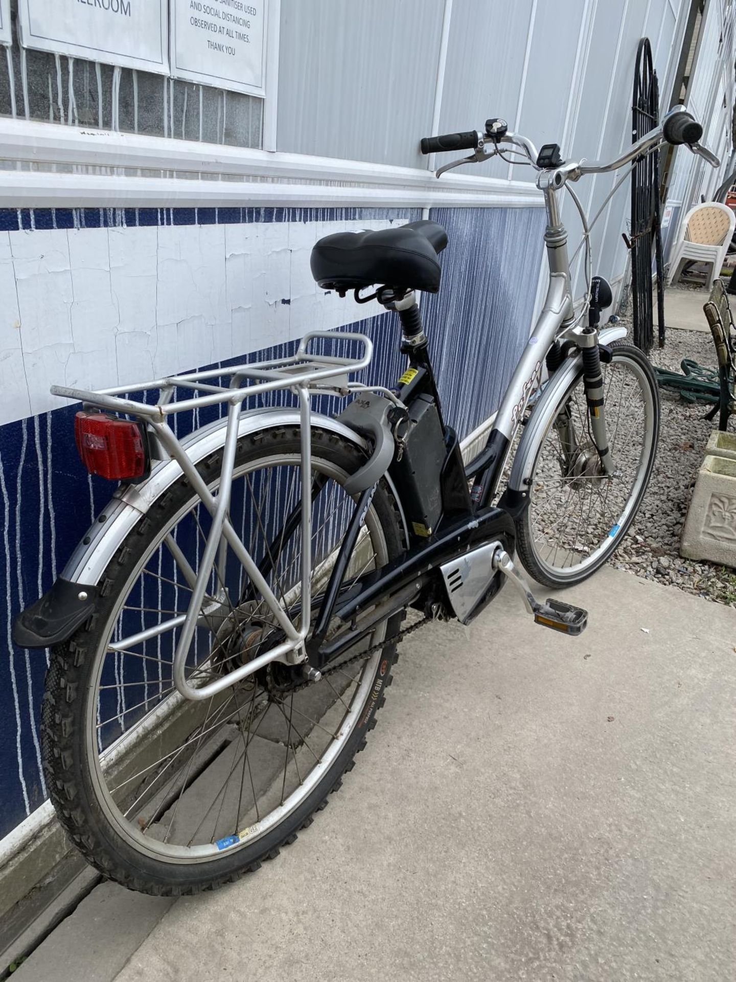 A LAFREE TWIST ELECTRIC BIKE WITH KEY, BATTERY AND CHARGER - Image 2 of 7