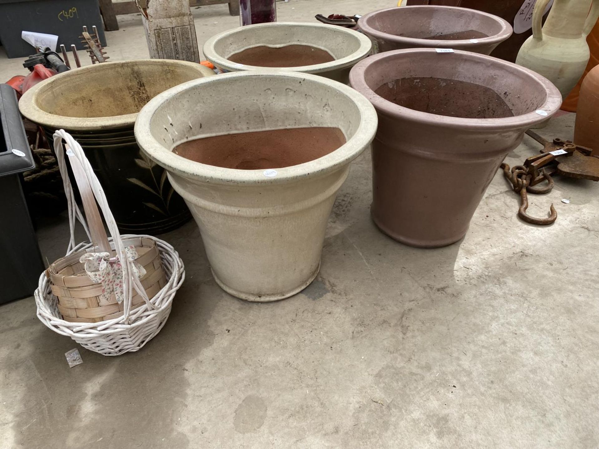 A COLLECTION OF GARDEN POTS AND PLANTERS TO INCLUDE FIVE LARGE GLAZED PLANTERS AND TWO WICKER - Image 2 of 9