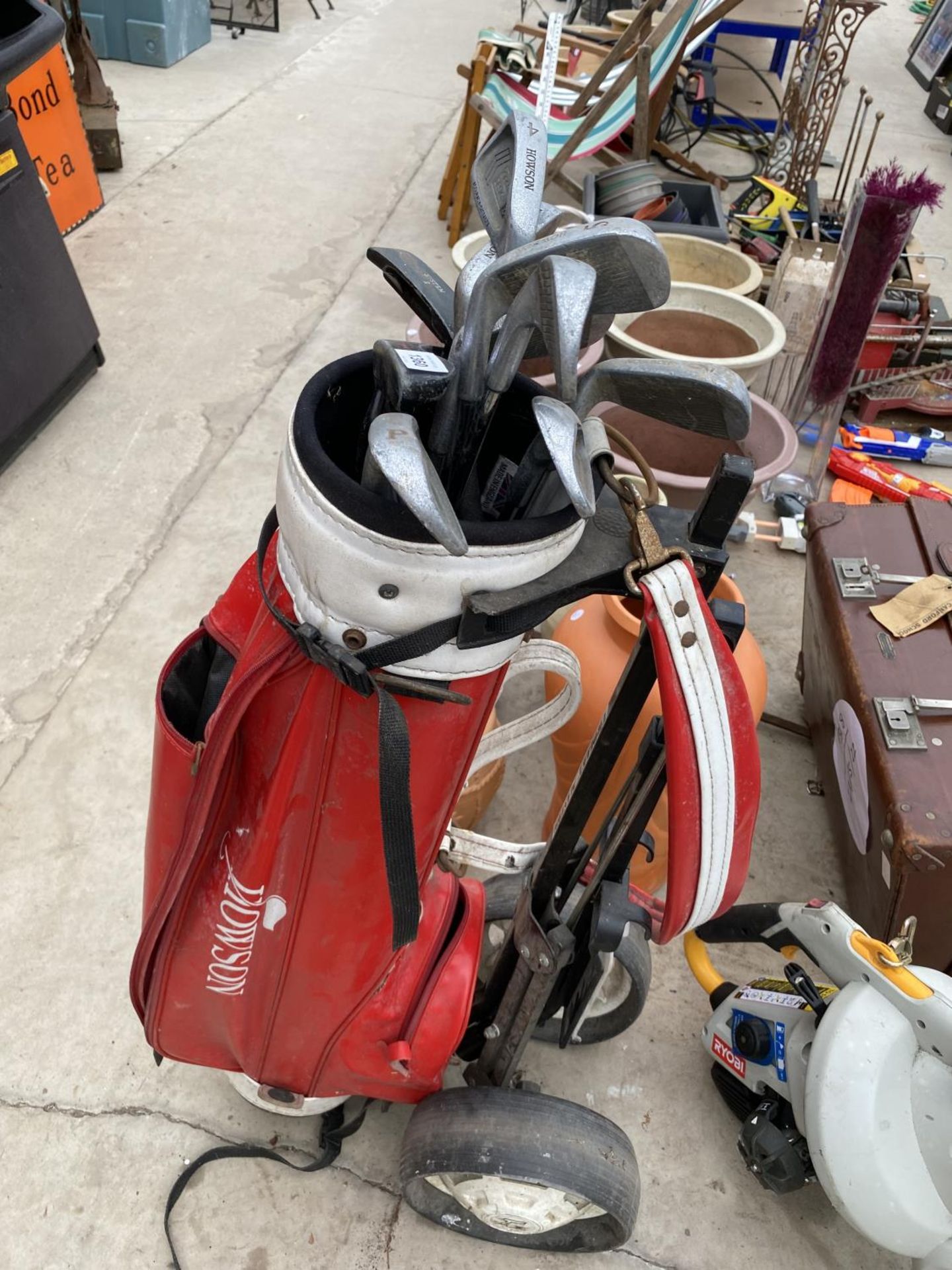 A HOWSON GOLF BAG WITH AN ASSORTMENT OF GOLF CLUBS - Image 4 of 5