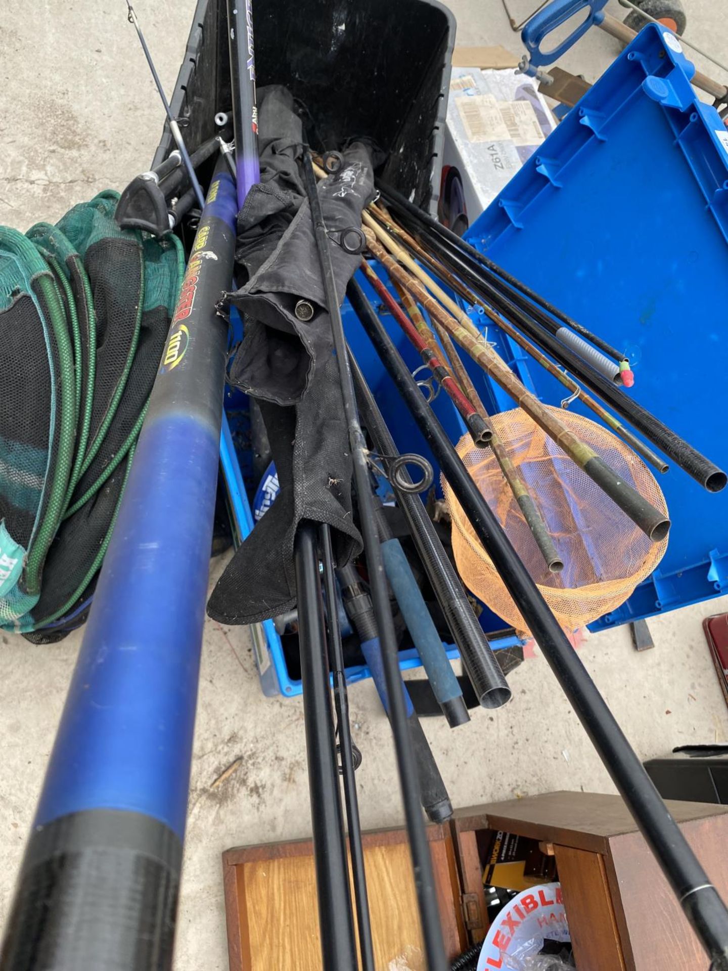 A LARGE ASSORTMENT OF FISHING TACKLE TO INCLUDE RODS, REELS AND KEEP NETS ETC - Image 3 of 6