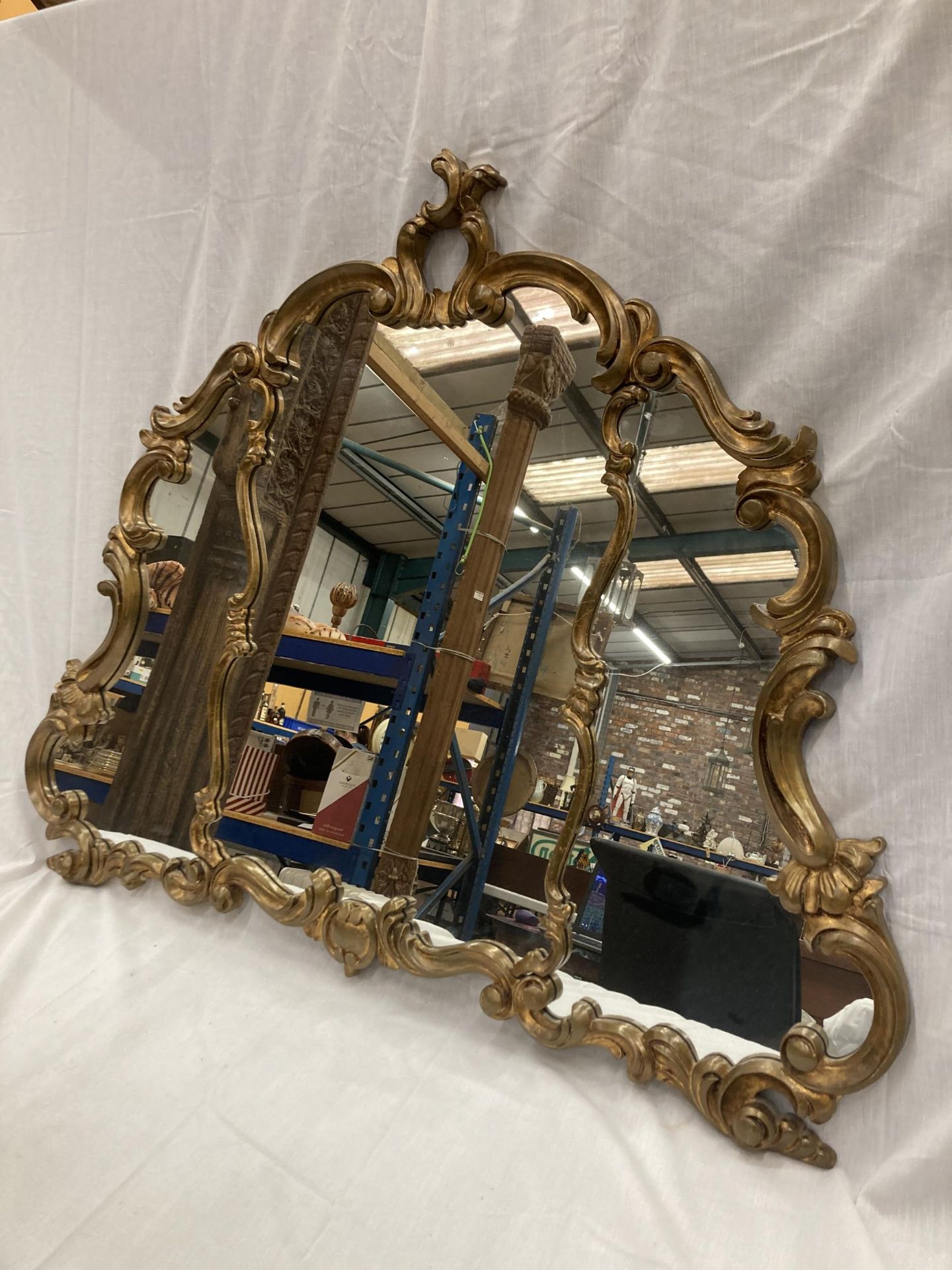 A LARGE DECORATIVE MIRROR 110CM WIDE X 90CM HIGH