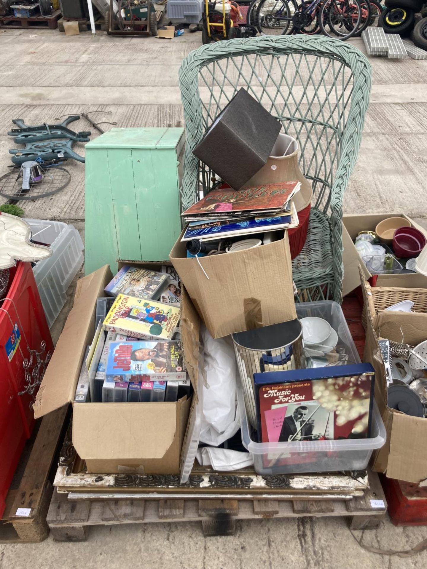 AN ASSORTMENT OF VARIOUS HOUSEHOLD CLEARANCE ITEMS