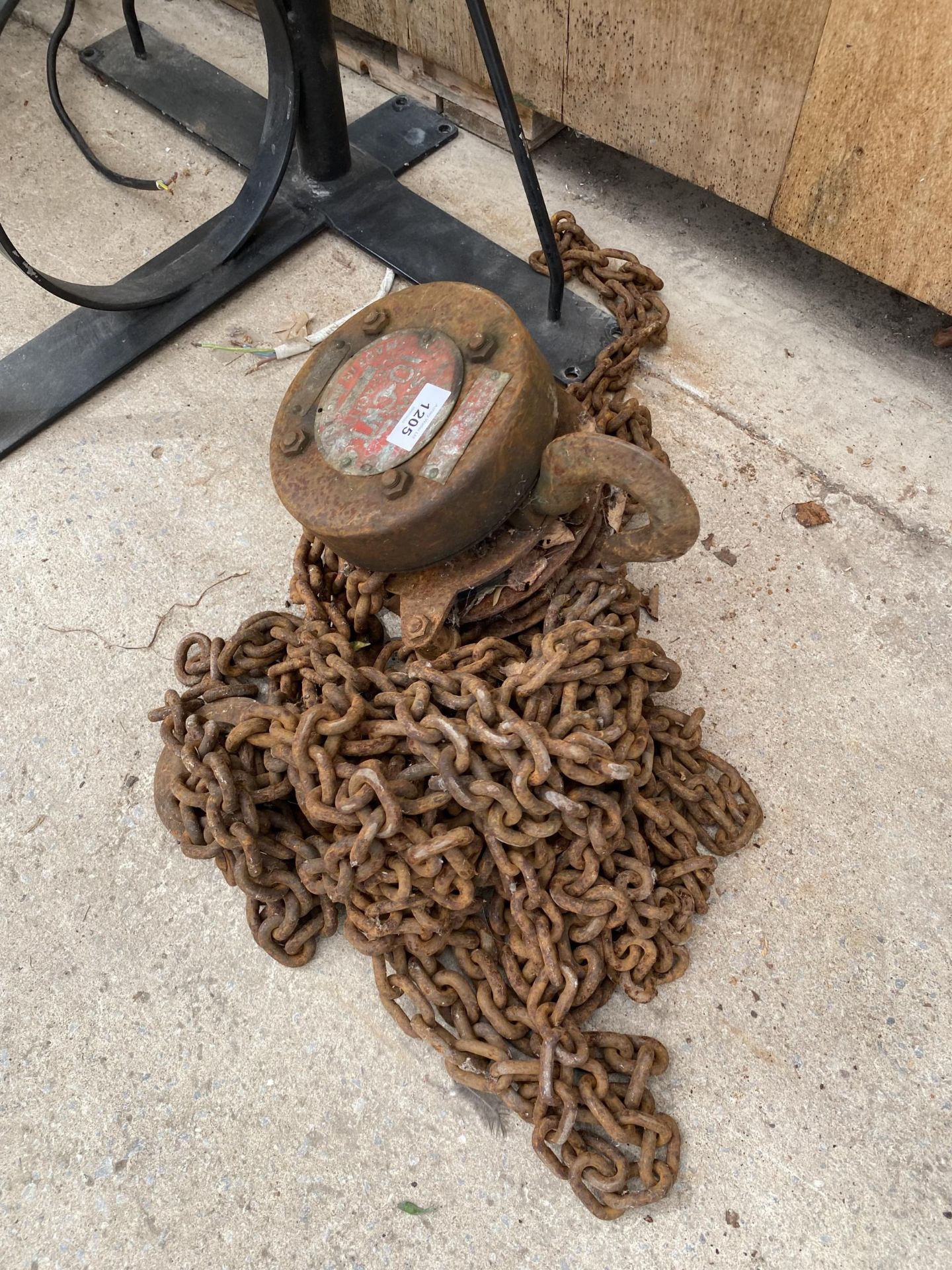 A VINTAGE BLOCK AND TACKLE