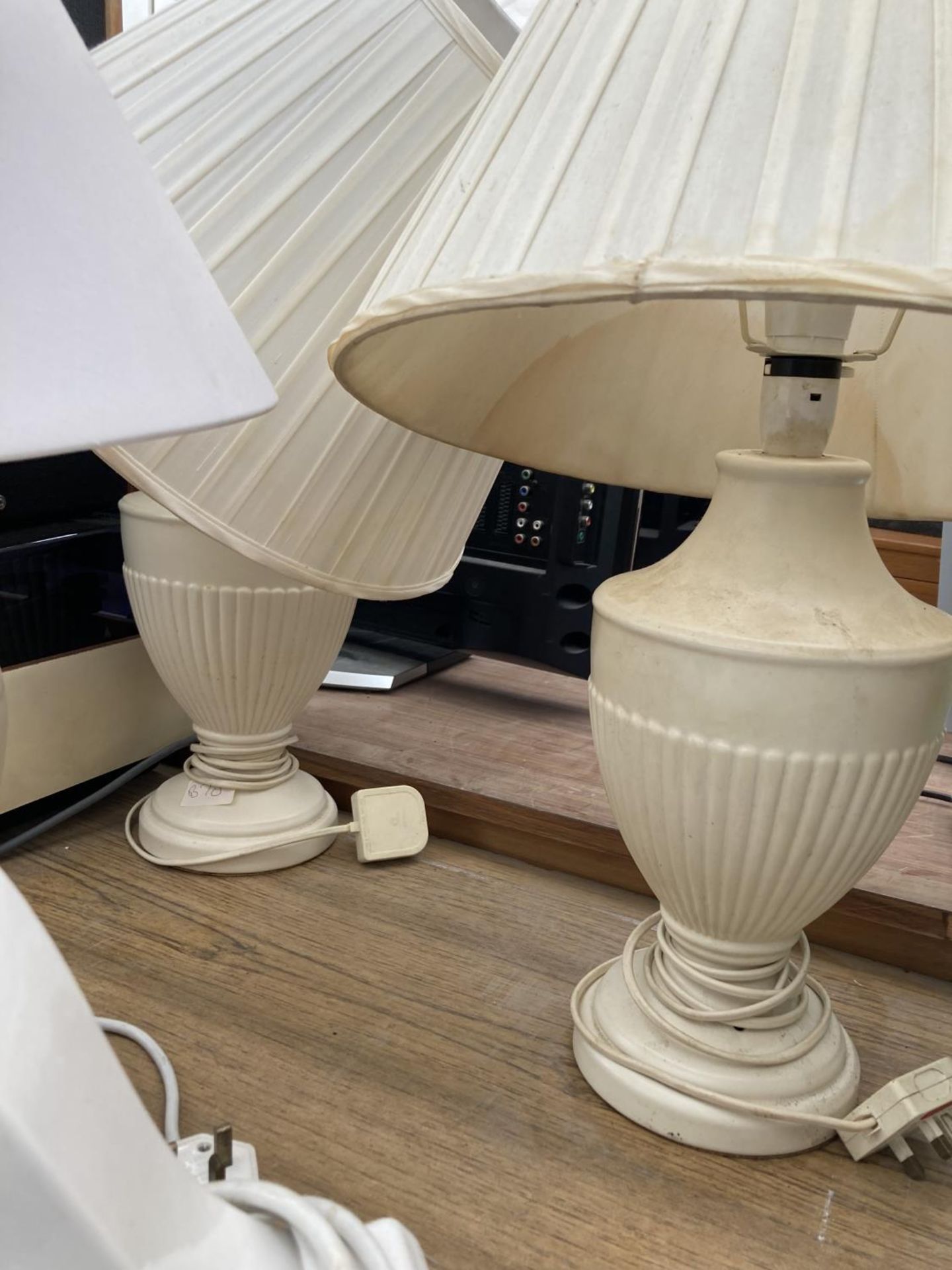 TWO PAIRS OF TABLE LAMPS COMPLETE WITH SHADES - Image 3 of 3