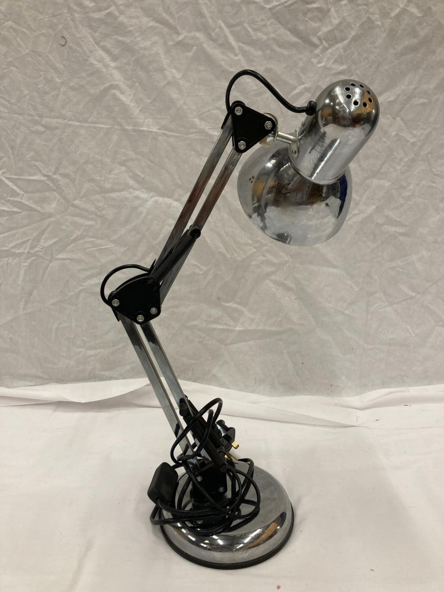 A VINTAGE STYLE CHROME ANGLE POISE LAMP - Image 3 of 3