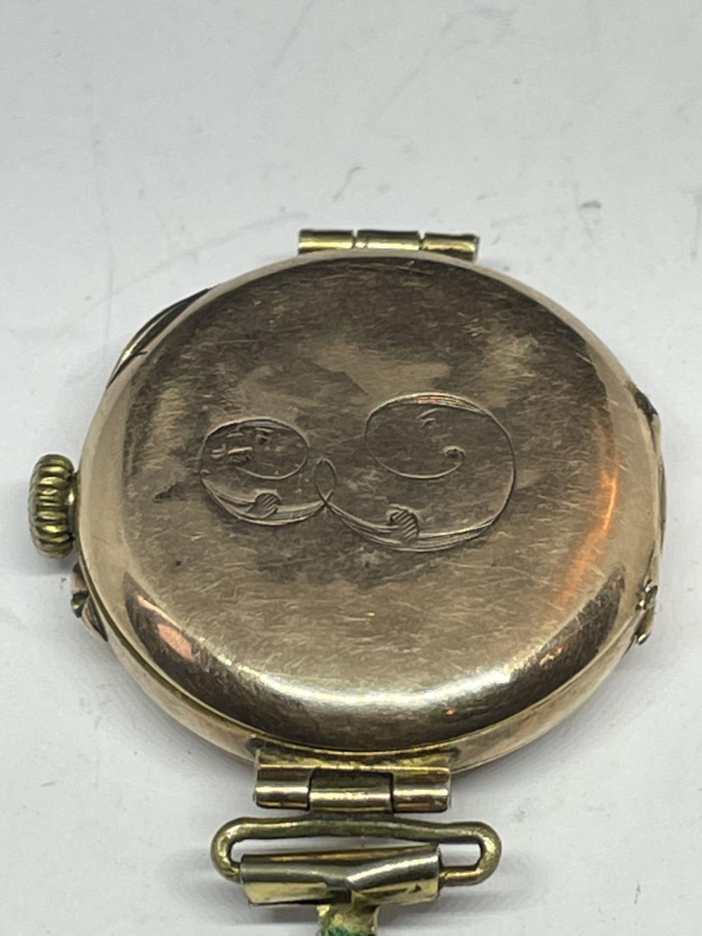 A MARKED 9 CARAT GOLD CASED WATCH WITH LEATHER STRAP IN NEED OF REPAIR - Image 7 of 12