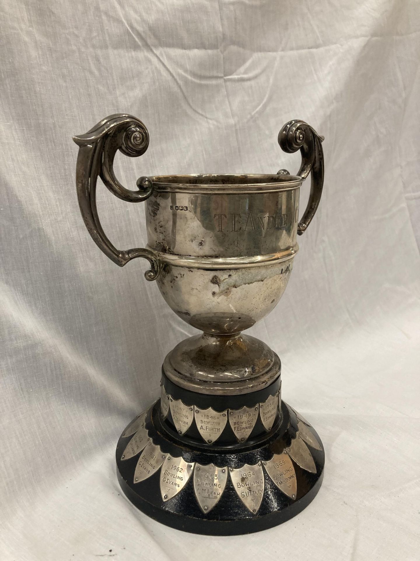 A HALLMARKED SHEFFIELD SILVER TROPHY WITH SHIELDS HEIGHT 32CM TO TOP OF THE HANDLE GROSS WEIGHT 1436 - Bild 3 aus 9