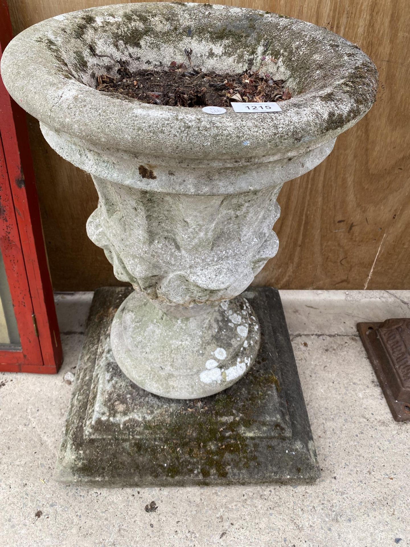 A RECONSTITUTED STONE URN PLANTER WITH PLINTH BASE (H:65CM)