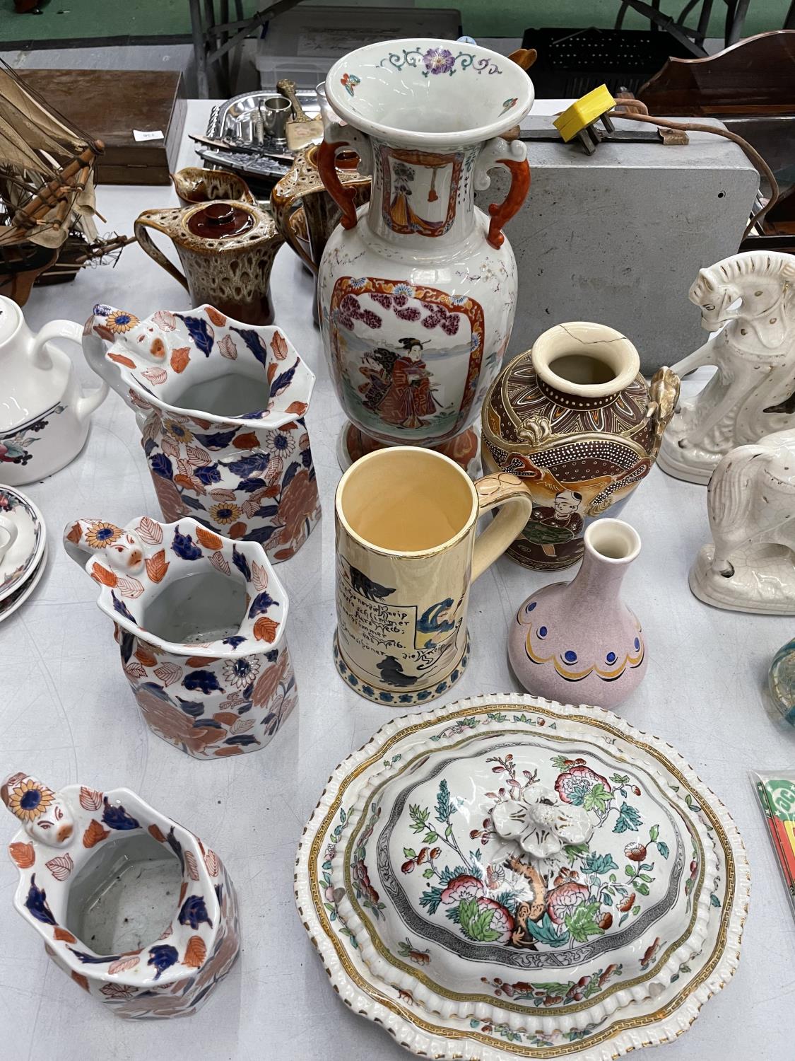 A QUANTITY OF ITEMS TO INCLUDE A SET OF STONEWARE IRONSTONE GRADUATING JUGS, LARGE ORIENTAL STYLE