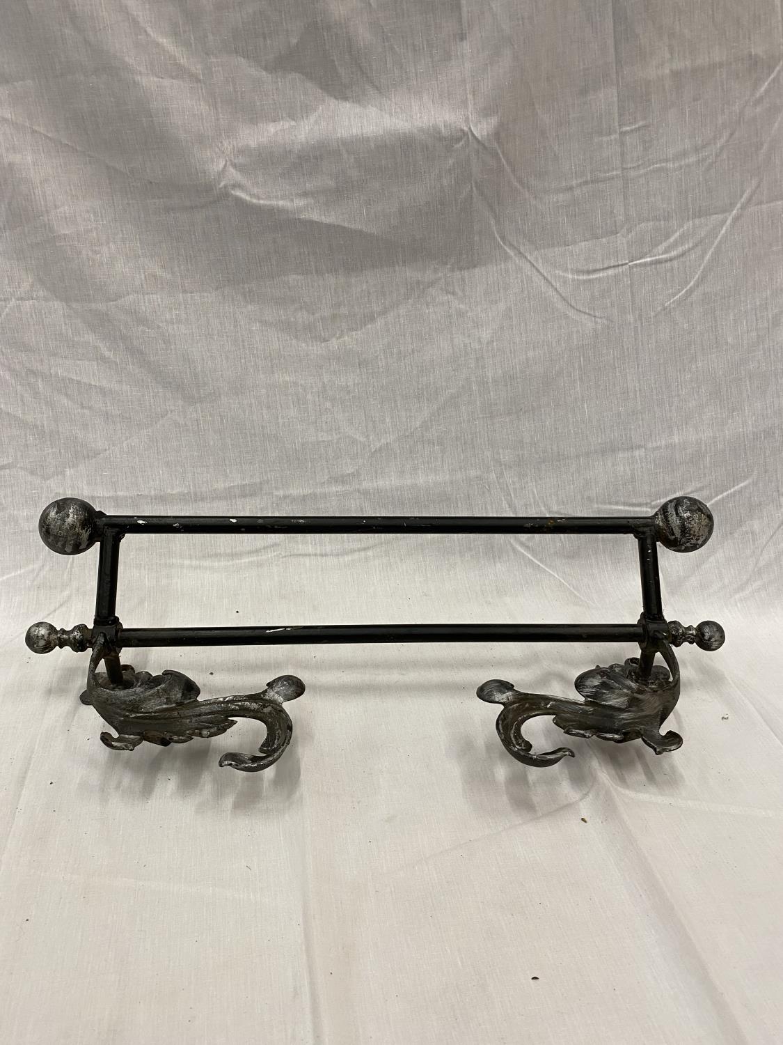 A DECORATIVE WROUGHT IRON WALL MOUNTED RACK/RAIL - Image 5 of 12