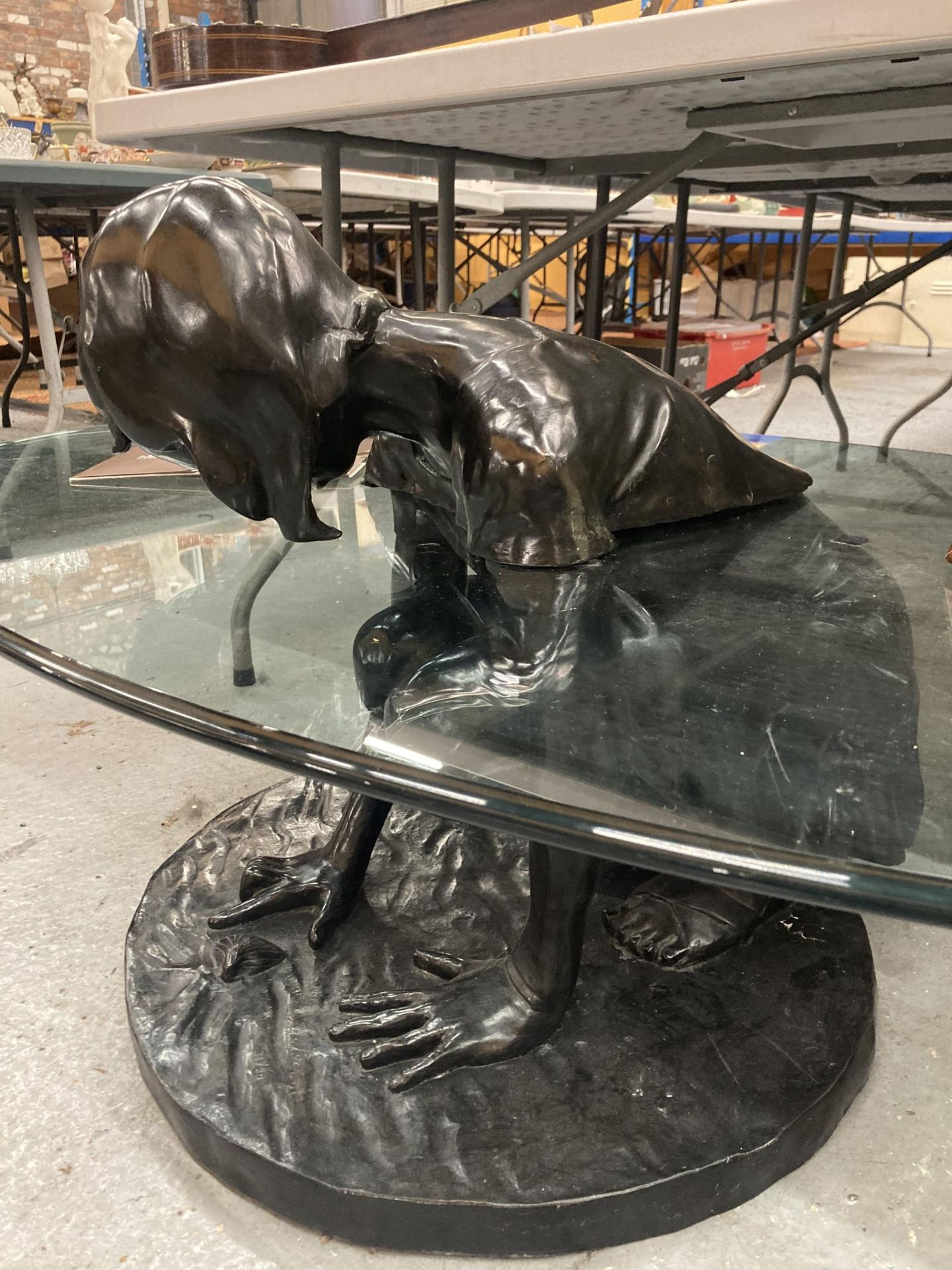 A LIMITED EDITION SIGNED BRONZE SCULPTURE COFFEE TABLE 'SHE'LL FIND' BY MARK STODDART. THIS ORIGINAL - Bild 15 aus 19