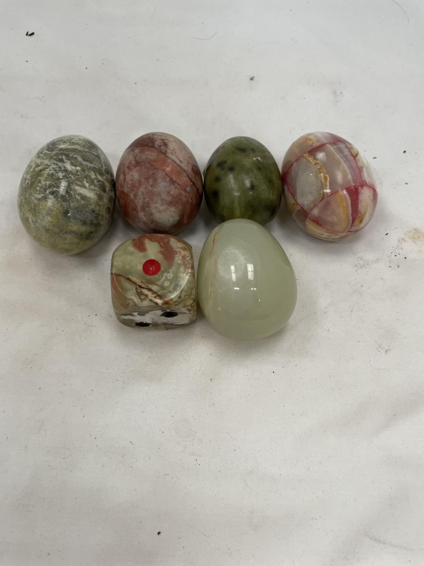 A WOODEN POT CONTAINING FIVE ONYX EGGS AND AN ONYX DICE - Image 3 of 4