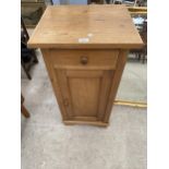 A VICTORIAN STYLE TALL POT CUPBOARD WITH SINGLE DRAWER, 18" WIDE