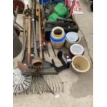 A LARGE ASSORTMENT OF GARDEN TOOLS TO INCLUDE A COBBLERS LAST, FORK AND SHEARS ETC