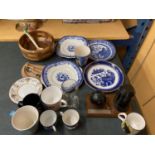 A QUANTITY OF ITEMS TO INCLUDE BLUE AND WHITE PLATES AND BOWLS, MUGS, TREEN ITEMS, ETC