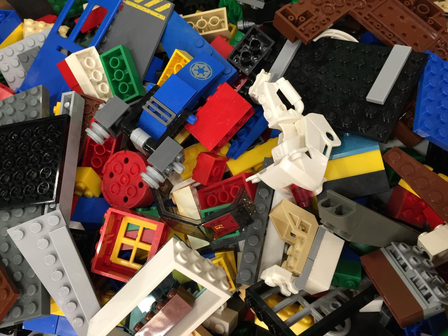 A BOX CONTAINING A QUANTITY OF LEGO TO INCLUDE BASES, FIGURES, ETC - Image 12 of 12