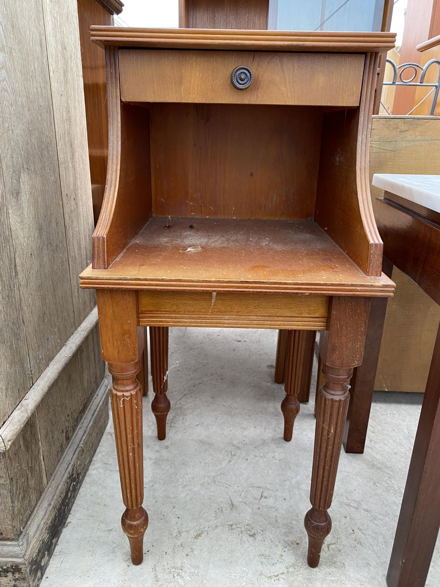 A MODERN YEW WOOD TELEPHONE TABLE WITH INSET LEATHER TOP, 14" WIDE - Image 2 of 4