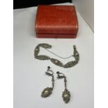 A VINTAGE BOXED SET OF MARKED 935 SILVER WITH PEARL /DIAMANTE BRACELET AND EARRINGS