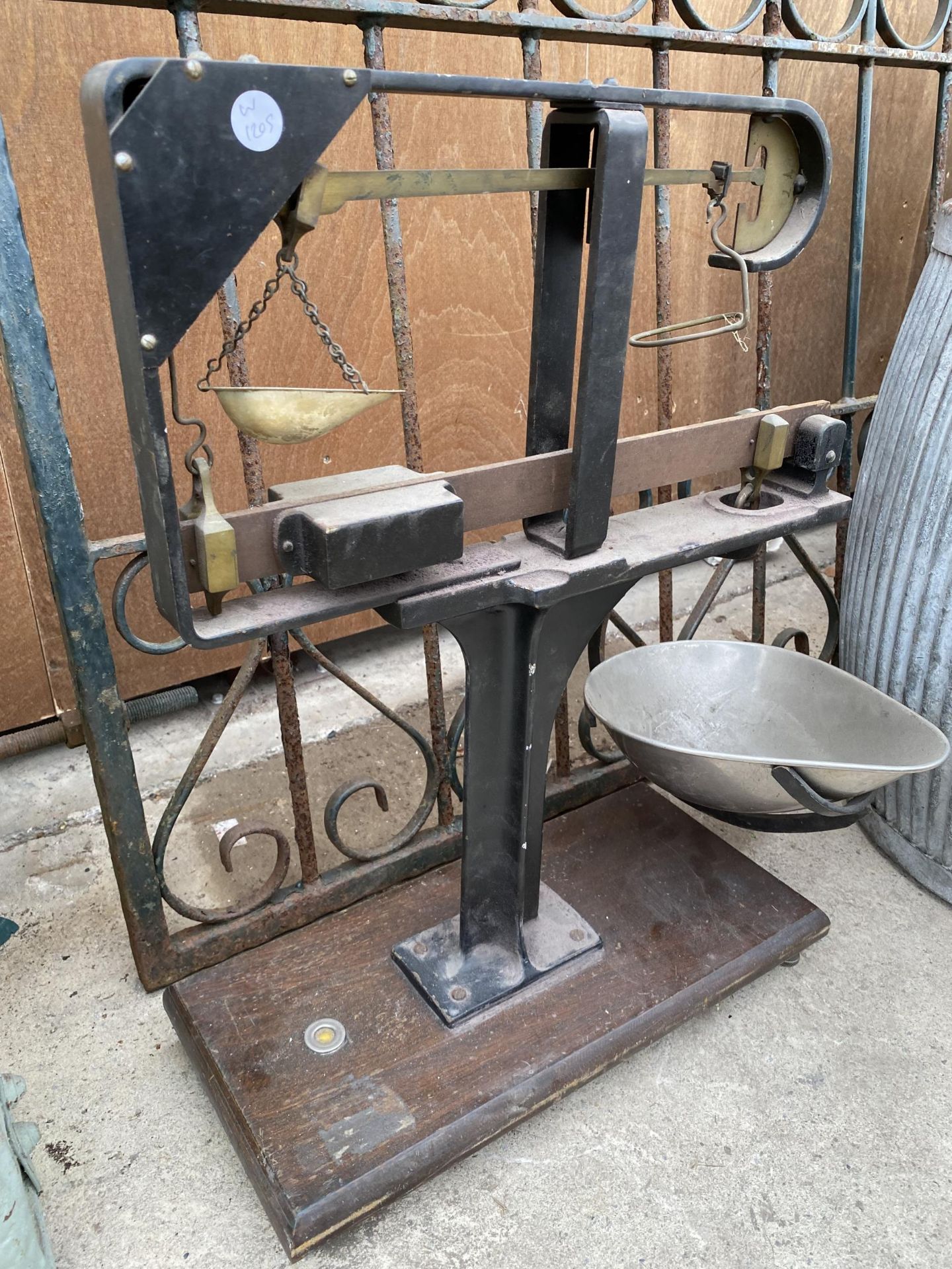 A SET OF VINTAGE BALANCE SCALES - Image 2 of 5