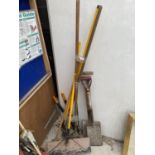 AN ASSORTMENT OF GARDEN TOOLS TO INCLUDE SHOVELS AND RAKES ETC