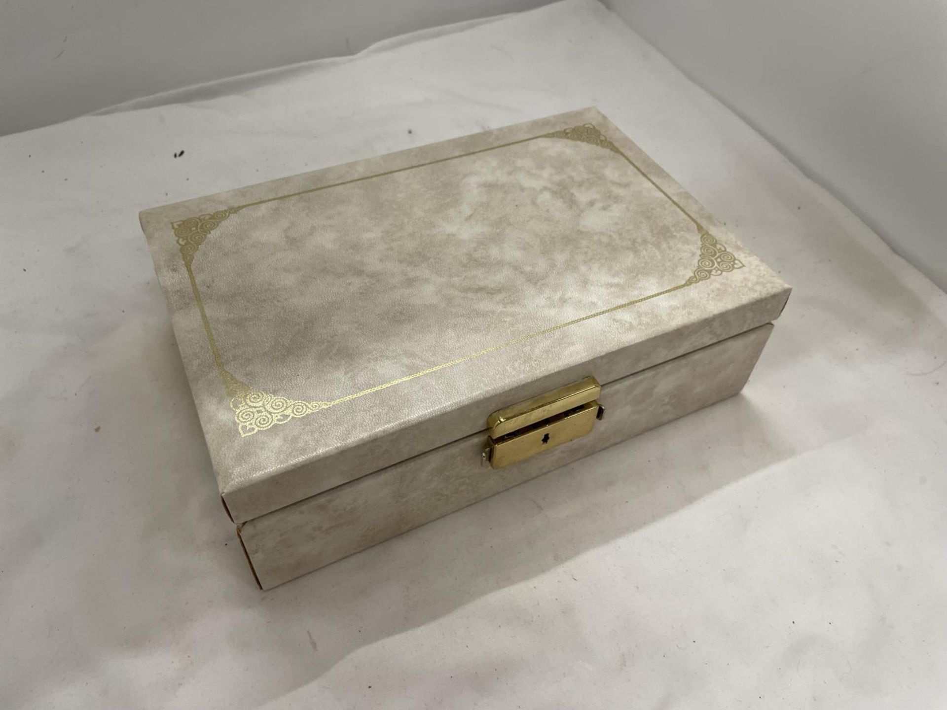 A JEWELLERY BOX CONTAINING WATCHES, BRACELETS, NECKLACES, EARRINGS, ETC - Image 8 of 8