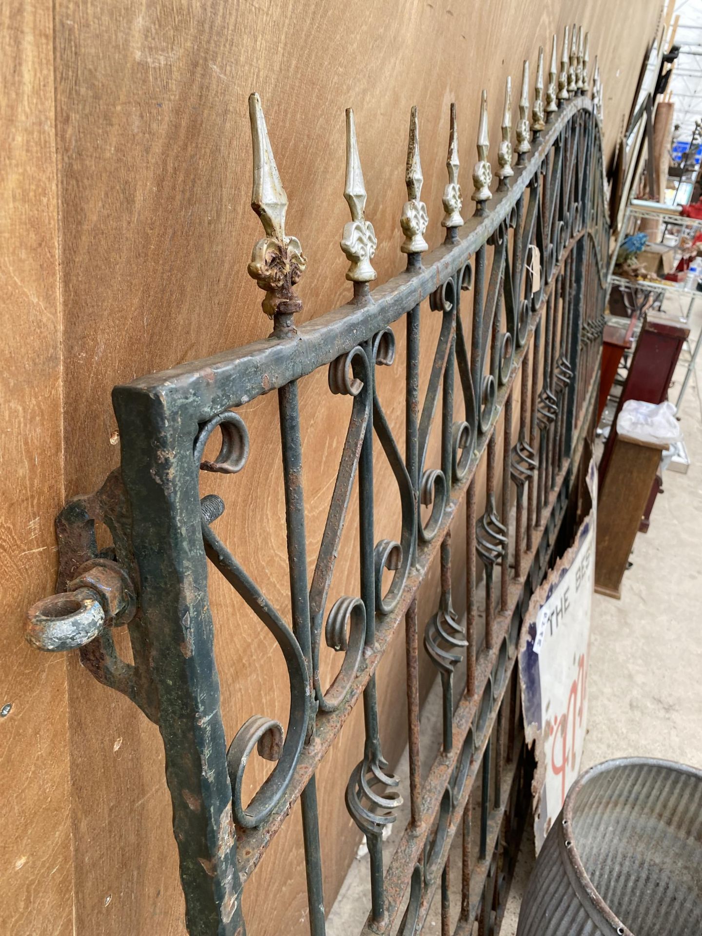 A LARGE PAIR OF VINTAGE WROUGHT IRON GATES (TOTAL LENGTH:360CM) - Image 5 of 6