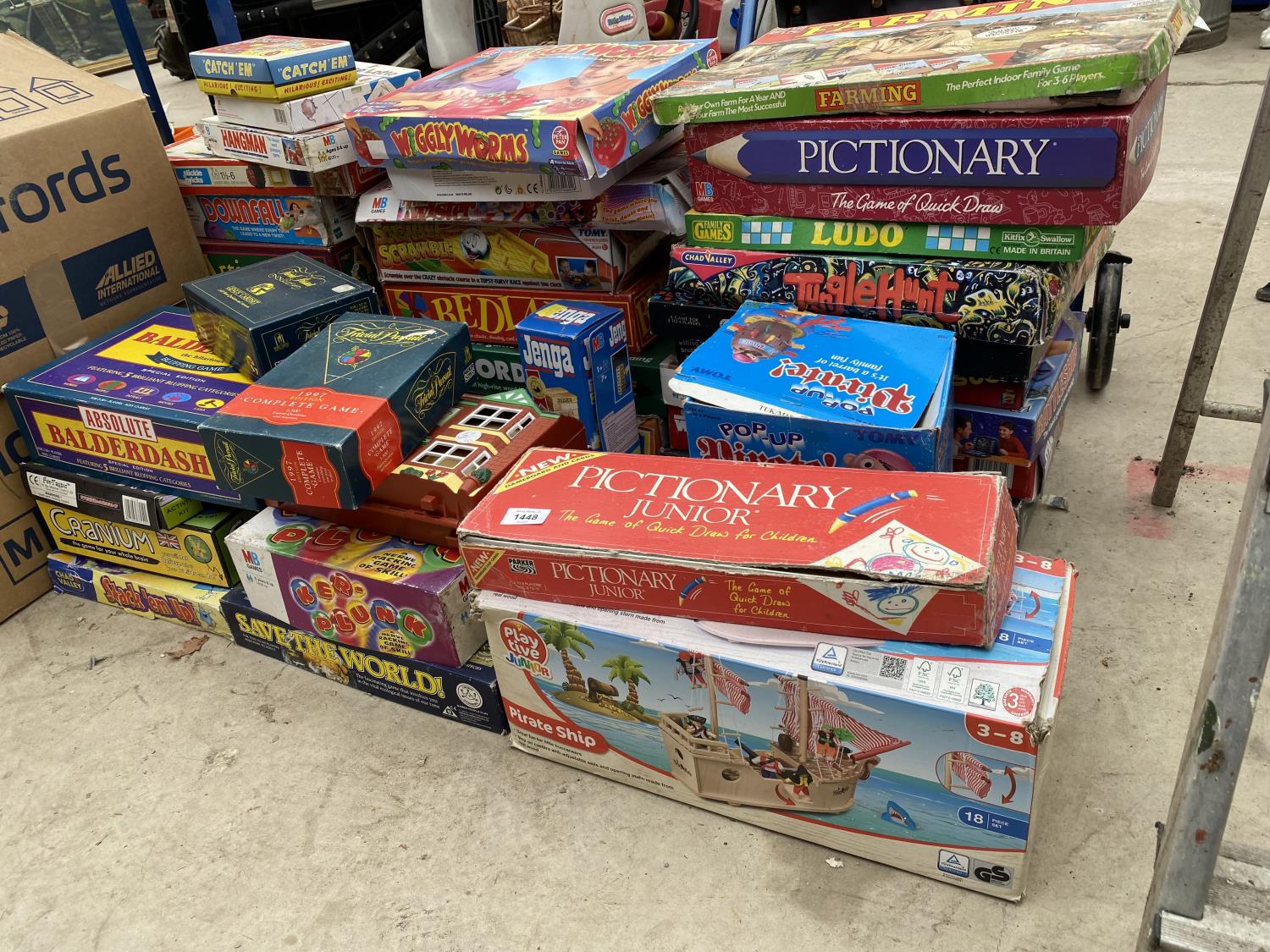 A LARGE COLLECTION OF RETRO BOARD GAMES - Image 2 of 7