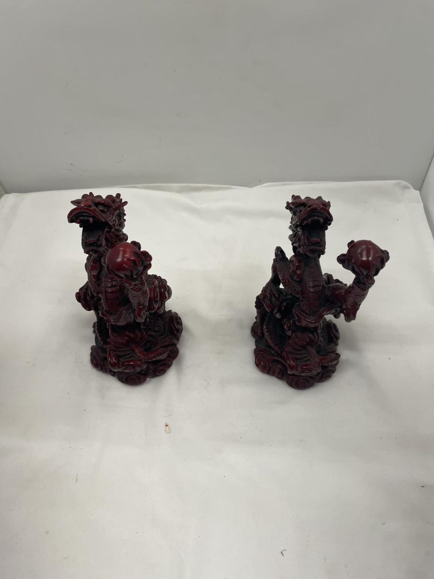 A PAIR OF ORIENTAL STYLE DRAGON FIGURES HEIGHT APPROX 22CM