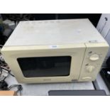 A WHITE MATSUI MICROWAVE OVEN