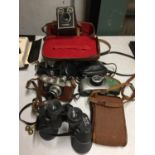 A QUANTITY OF VINTAGE CAMERAS TO INCLUDE A CORFIELD PERIFLEX, HALINA PAULETTE ELECTRIC, RICOH