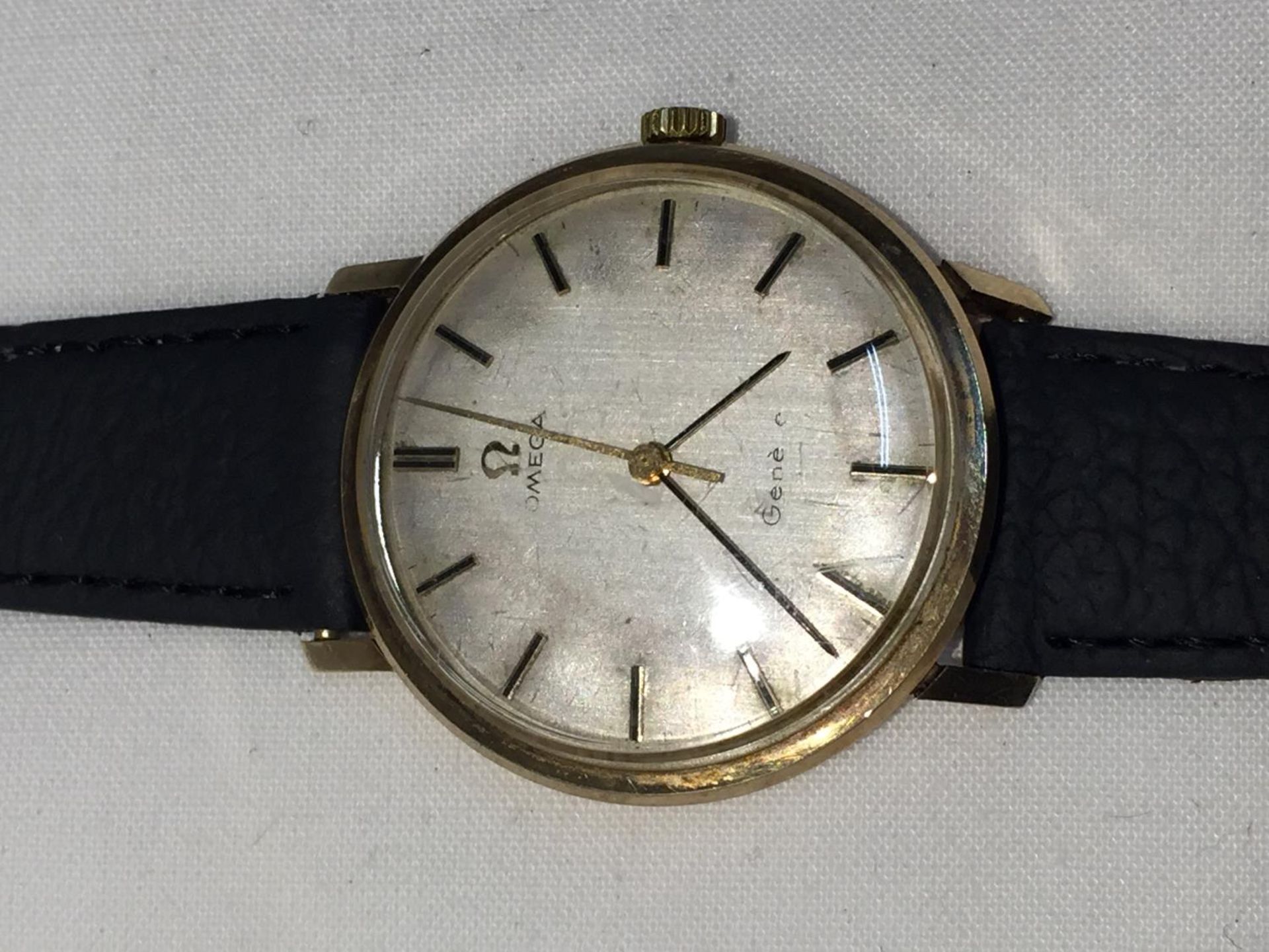 AN OMEGA GENTLEMAN'S WRIST WATCH WITH 9 CARAT GOLD CASE AND LEATHER STRAP - Image 2 of 9