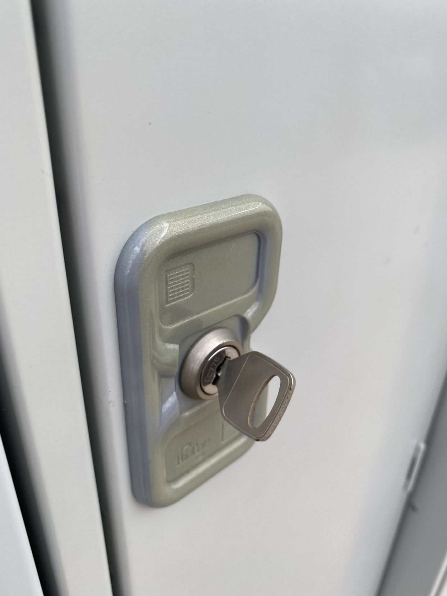 A METAL LOCKER CABINET WITH KEY - Image 2 of 3