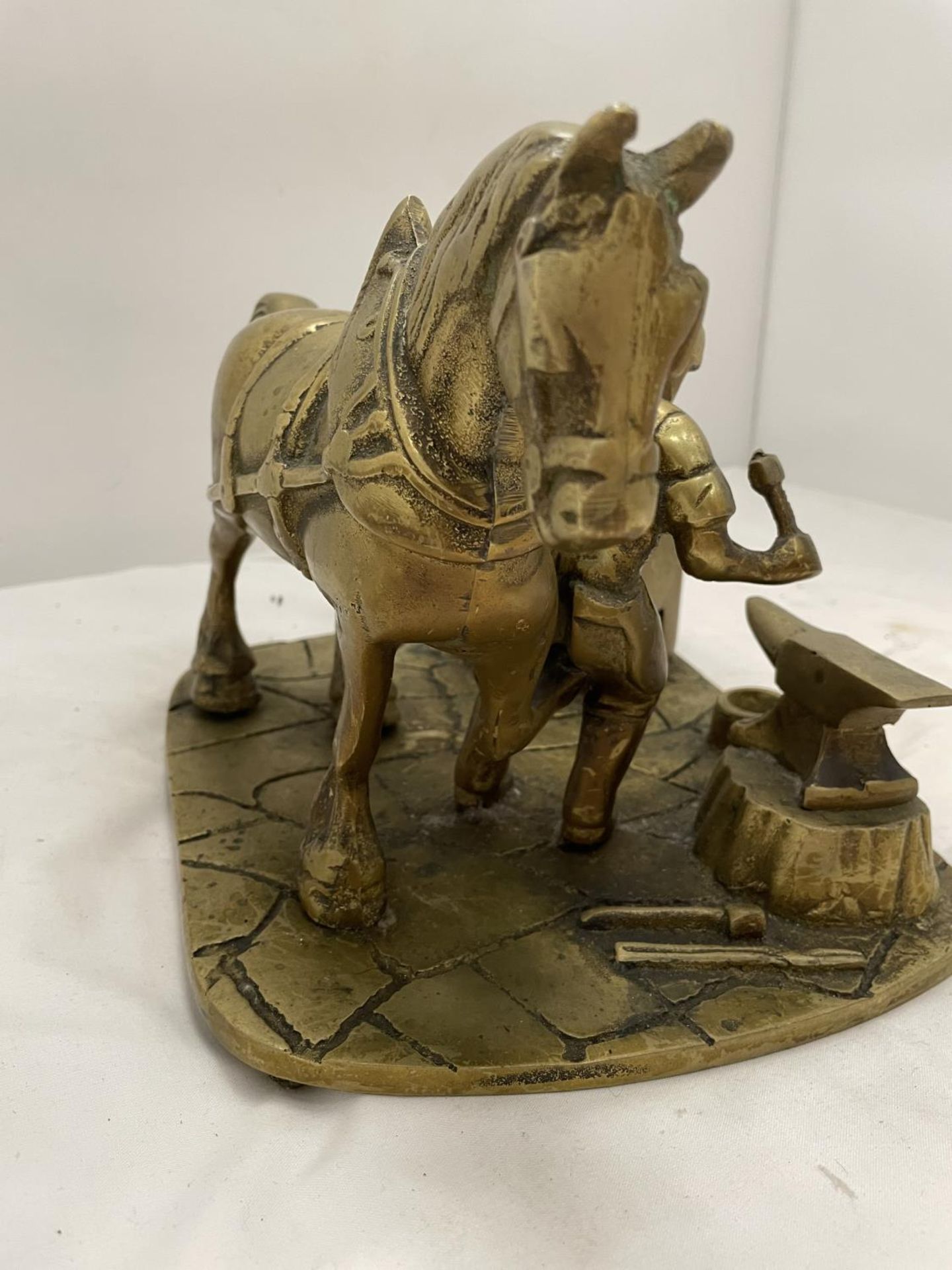 A HEAVY BRASS SHIRE HORSE AT A BLACKSMITHS HEIGHT 18.5CM, WIDTH 20.5CM, LENGTH 24CM - Image 4 of 8