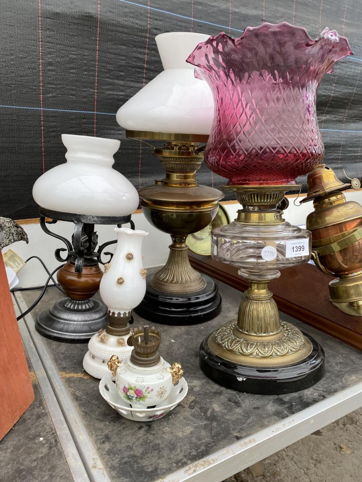 AN ASSORTMENT OF BRASS AND GLASS OIL LAMPS - Image 3 of 3