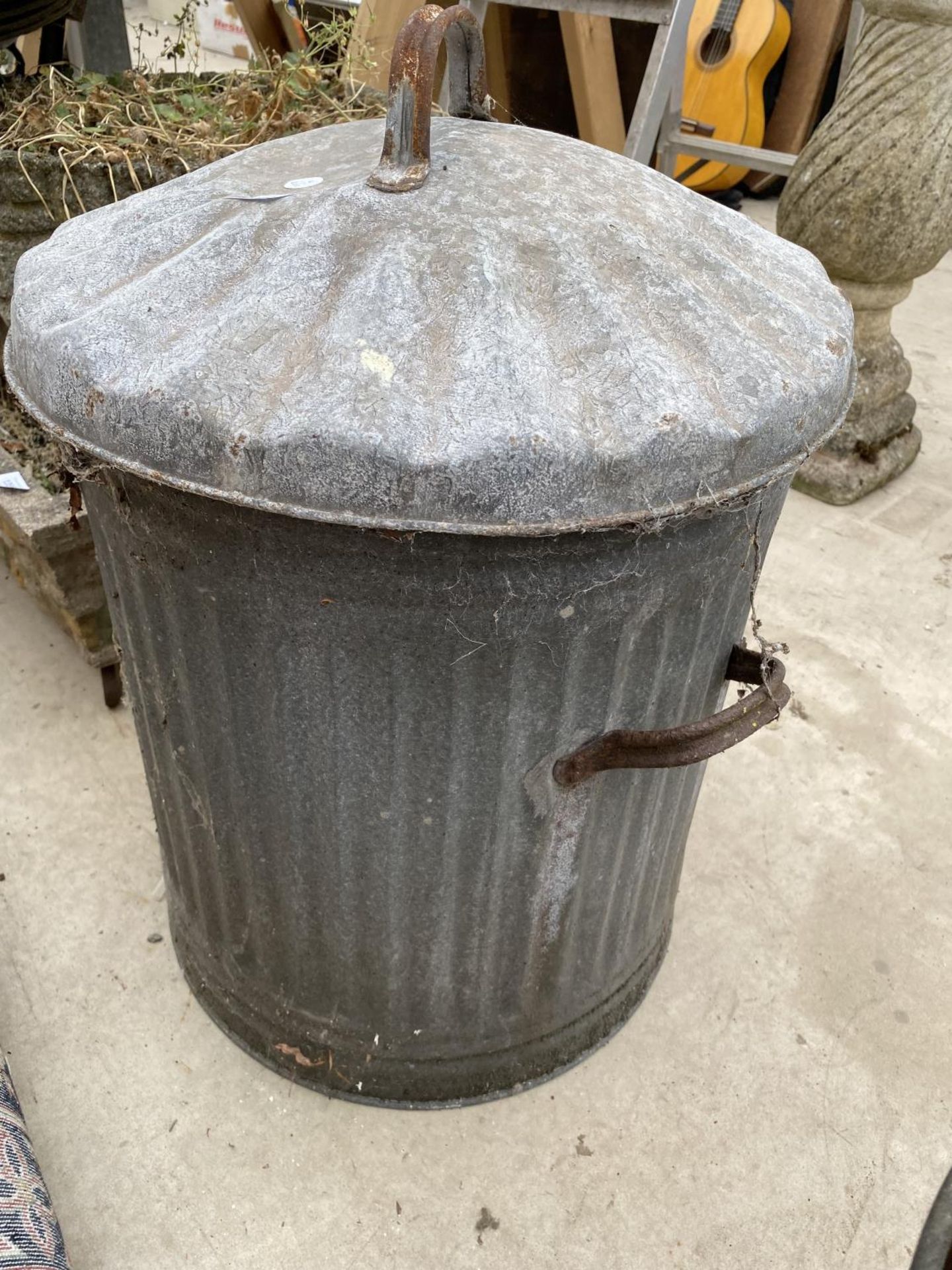 A VINTAGE GALVANISED DUST BIN/PLANTER