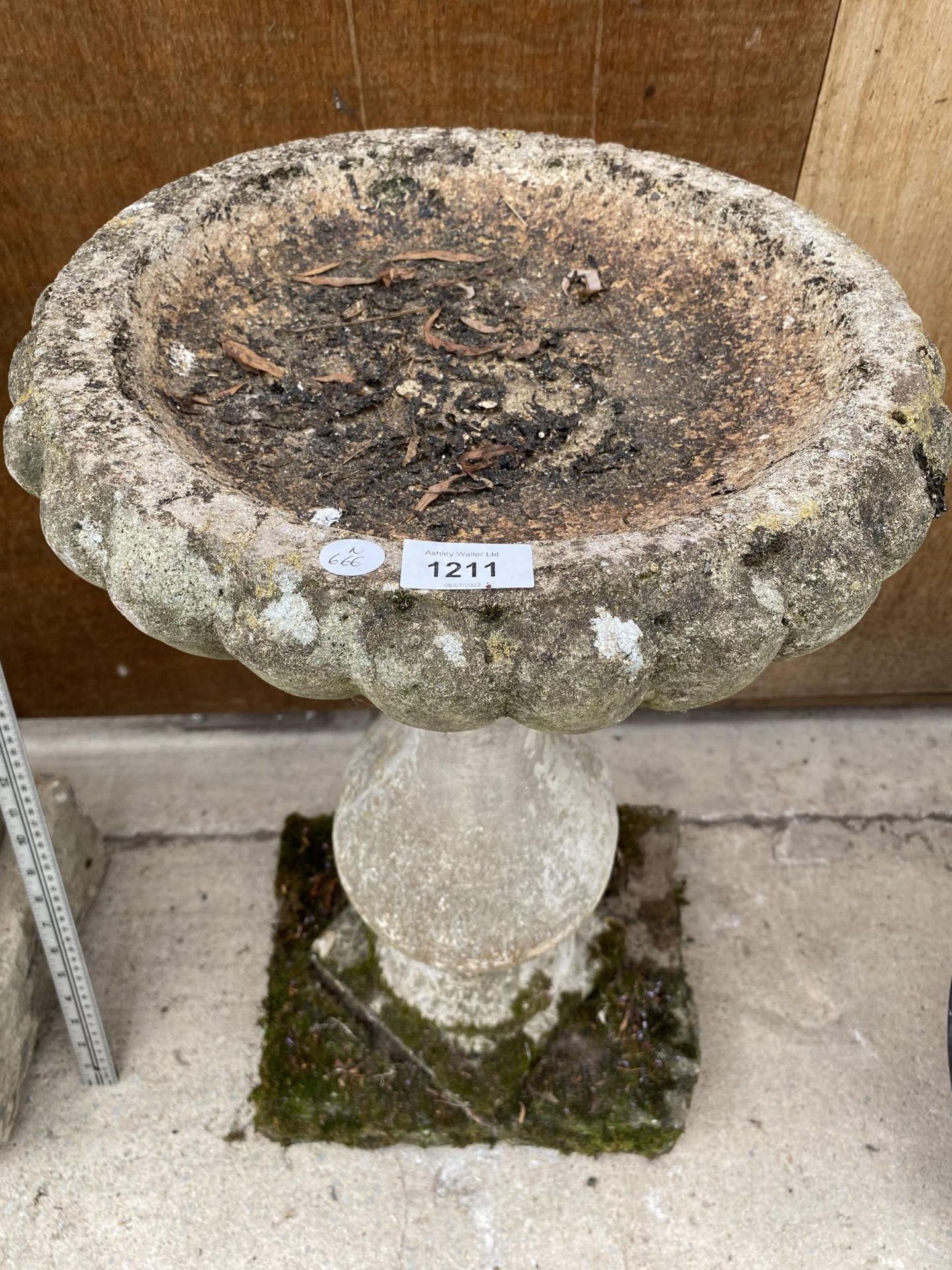 A RECONSTITUTED STONE BIRD BATH WITH PEDESTAL BASE (H:67CM) - Image 2 of 3