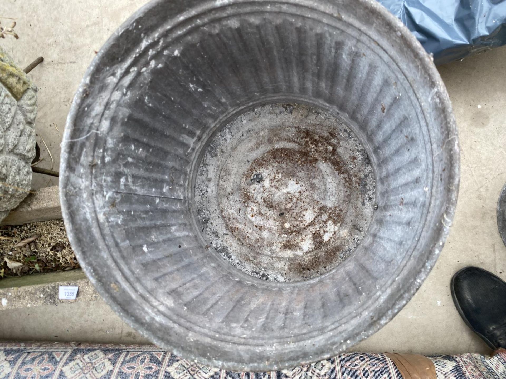 A VINTAGE GALVANISED DUST BIN/PLANTER - Image 3 of 4